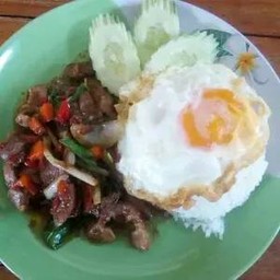 ข้าวราดกระเพาเครื่องในไก่ไข่ดาว