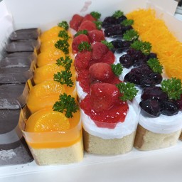 เซ็ตวันเกิด 30 ชิ้น (ฟรี!! เทียน+ป้ายปักเค้ก+การ์ด)