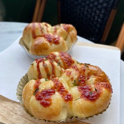 ขนมปังมินิค็อกเทลไส้กรอก