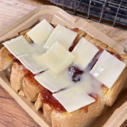 ปังแผ่นสตอเบอรี่ชีสนม