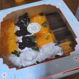 เซ็ตวันเกิด 12 ชิ้น (ฟรี!! เทียน+ป้ายปักเค้ก+การ์ด)