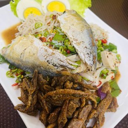 ยำขนมจีนไก่ยอ+ปลาทู+ปลากรอบ+ไข่ต้ม
