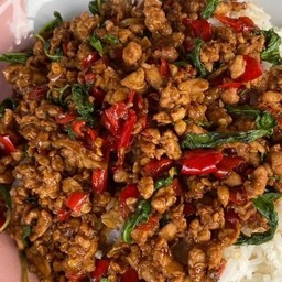 กระเพราหมูสับราดข้าว (แบบแห้ง)