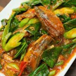 คะน้าปลากระป๋อง