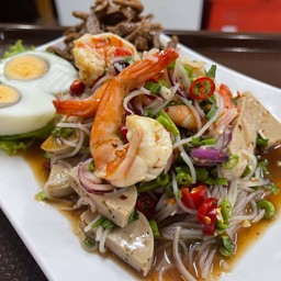 ยำขนมจีนไก่ยอ+กุ้งสุก+ปลากรอบ+ไข่ต้ม