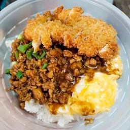 ข้าวหมูสับผัดซอสไข่นุ่ม+ไก่ทอด