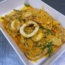 กุ้งหมึกผัดผงกะหรี่