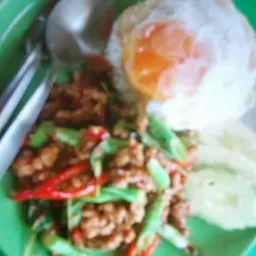 ข้าวราดกระเพาหมูสับไข่ดาว