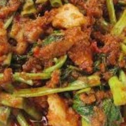 ผัดพริกแกงผักบุ้ง