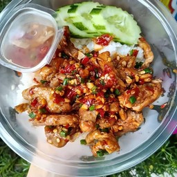 หมูชิ้นผัดพริกเกลือราดข้าว
