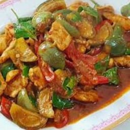 ไก่ผัดมะเขือเปราะใส่พริกแกง