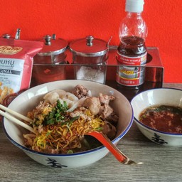 ก๋วยเตี๋ยวเรือแห้รวมมิตร