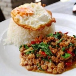 ข้าวกะเพราเนื้อบดโคขุน+ไข่ดาว