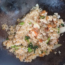ข้าวผัดหมูกรอบ