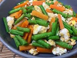 ถั่วฝักยาวผัดไข่ ราดข้าว