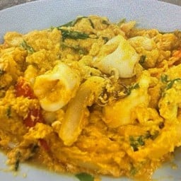 ปลาหมึกผัดผงกะหรี่