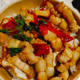 ข้าวกระเพราหมู 3 ชั้น (ฟรีไข่ดาว)
