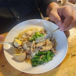 ร้านเตี๋ยวเว้ย ตลาดนัดรถไฟศรีนครินทร์
