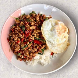 กระเพราหมูสับราดข้าว