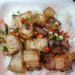 หมูกรอบคั่วพริกเกลือราดข้าว