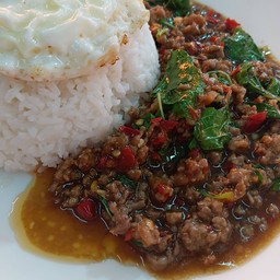 กะเพราเนื้อสับราดข้าว