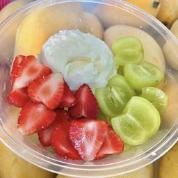 กรีกโยเกิร์ต สตอเบอรี่+องุ่นไซมัส