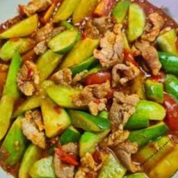 แตงกวาผัดหมูสับหรือหมูชิ้น