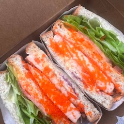 แซนวิชปลาแซลม่อนย่างไข่กุ้ง