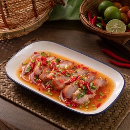 ยำคอหมูทอด