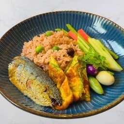 ข้าวผัดน้ำพริกกะปิหมูสับ พร้อมเครื่องเคียง