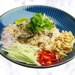 ปลาทูมันขยำข้าว โรยกากหมู