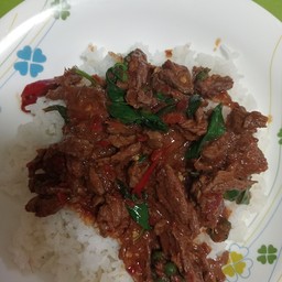 ผัดพริกแกงเนื้อชิ้นราดข้าว