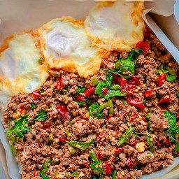 กระเพราเนื้อสับถาด +ไข่ดาว 3 ฟอง