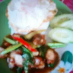 ข้าวราดผัดคะน้าหมูกรอบไข่ดาว
