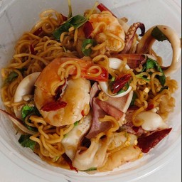 ผัดมาม่ากะเพราพริกแห้งทะเล