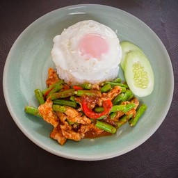 ข้าวผัดพริกแกงหมูสามชั้นใส่ถั่วฝักยาว+ไข่ดาว
