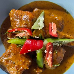 ผัดเครื่องแกงปลากะพง ราดขาว