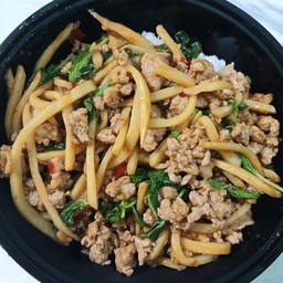ข้าวกะเพราหมูสับหน่อไม้เส้น