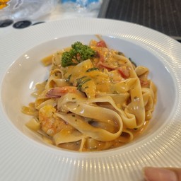 เฟตตูชินีพิงค์ซอส