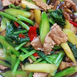 ผัดคะน้าหมูชิ้นราดข้าว