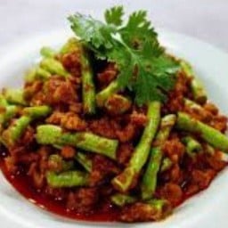 ผัดพริกแกงไก่หรือหมูใส่ถั่ว