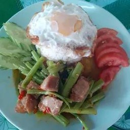 ผัดผักบุ้งหมูกรอบราดข้าว