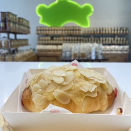 ชิโอะปังครีมอัลมอนด์