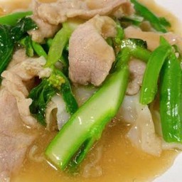 ราดหน้าหมูหมักเส้นใหญ่$