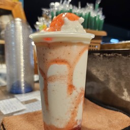 นมสดซอสสตอเบอร์รี่ปั่น