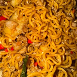 ผัดมาม่ากะเพรา (เลือกเนื้อสัตว์)