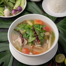ต้มยำไก่ยอดมะขาม