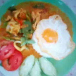 ข้าวราดเครื่องแกงปลาหมึกไข่ดาว