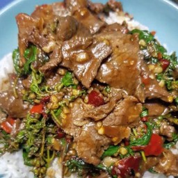 กระเพา เนื้อสไลด์ ราดข้าว