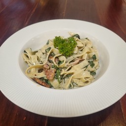 เฟตตูชินีเพสโตครีมซอสเบคอน